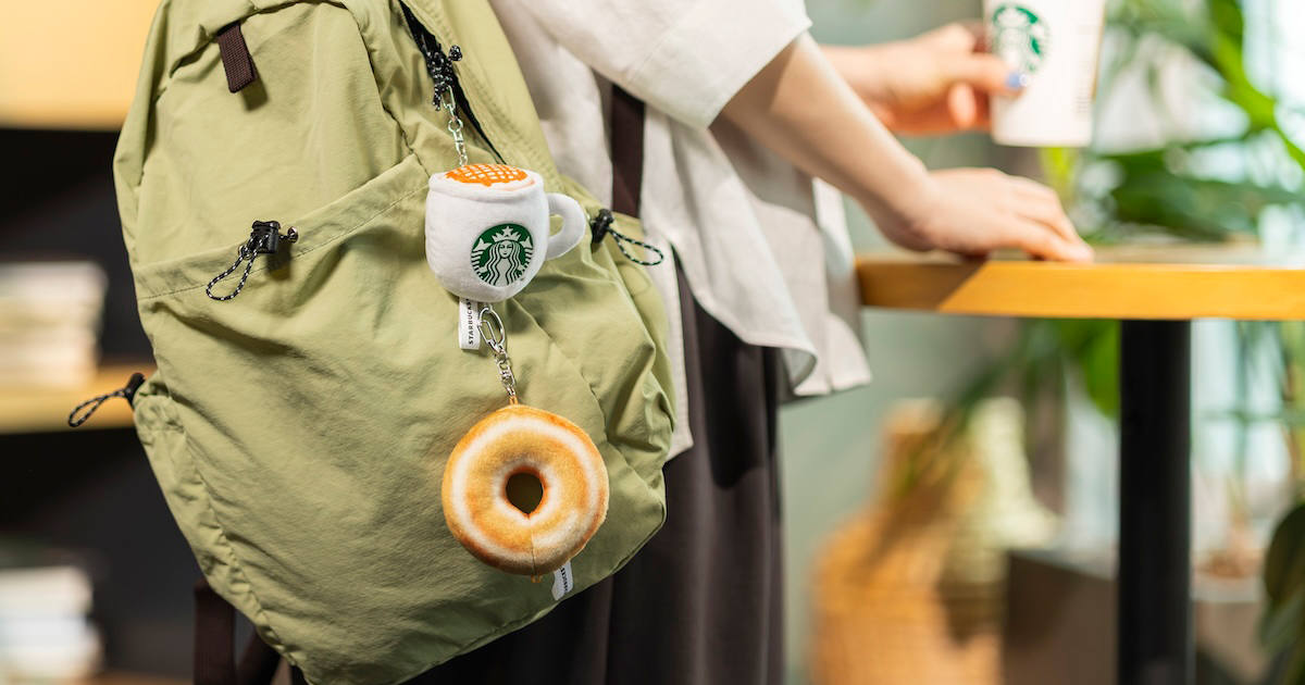 「スターバックス」から初のカプセルトイが登場　人気メニューがモチーフのぬいぐるみチャーム全9種を発売