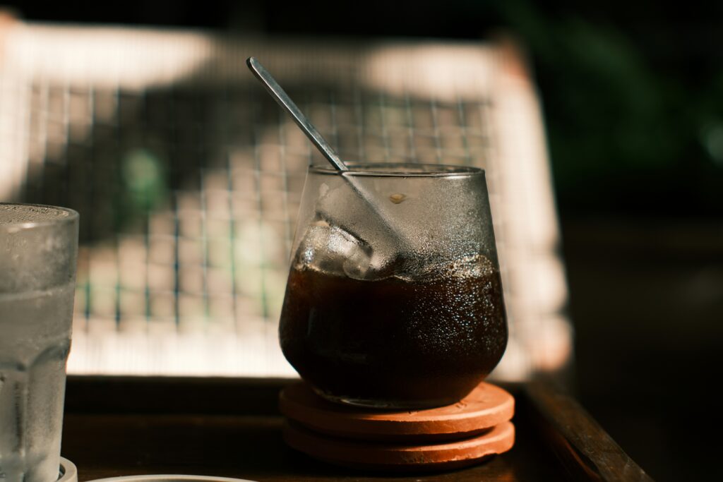 「コールドブリュー」が辞書に掲載。現代のコーヒー文化について何を示しているのか？（‘Cold Brew’ Is Now in the Dictionary. What Does That Say About Contemporary Coffee Culture?）