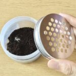 使い終えた「消臭ビーズの空き容器」にポンッと入れるだけで…「探しやすい」「なじむ」【活用 ...