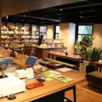 「何時間いてもOK」大阪市内に出版社直営の「カフェ＆バー」誕生　本好きの「楽園」はなぜ生まれた？