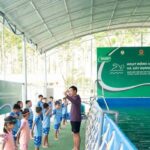 ネスレ・ベトナムは、バクニン省の生徒たちに安全な水泳教室の機会を拡大する。 - Vietnam.vn
