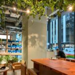 【東京駅】シンガポール発の超本格コーヒーを。自然光と再生木材が心地よい。都会の喧騒を ...
