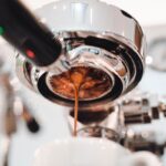 年金受給者らがネスレのタットベリー工場でユニークなコーヒー豆のモザイク画制作に協力（Pensioners help create a unique coffee bean mosaic at Nestlé’s Tutbury factory）