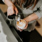 英国でコーヒー提供やその他のホスピタリティ職が、有給・無給を問わず「インターンシップ」と称されるケースが増加（Serving Coffee and Other Hospitality Roles are Increasingly Being Labeled “Internships”, Paid or Not, in UK）