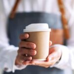 使い捨て紙コップがコーヒーにマイクロプラスチック粒子を放出する - The Echo（Single-use paper cups release microplastic particles into your coffee - The Echo）