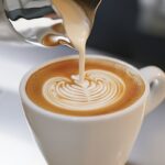 医師らがコーヒーミルクの利用見直しを勧告、超加工食品の害を指摘（Doctors Urge Dropping Coffee Creamer, Citing Ultra-Processed Diets）