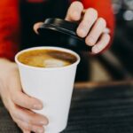 「生分解性」の紙コップ、マイクロプラスチックを12倍多く放出することが研究で判明（Study finds 'biodegradable' coffee cups shed 12 times more microplastics - The Cool Down）
