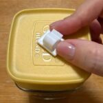 【貼るだけ10秒】コーヒーの瓶に『コードフック』を貼ると？　「その手があったか」