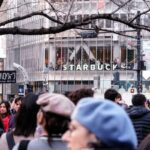 スターバックス、日本事業の過半数株式売却を検討（Starbucks Mulls Over Majority Stake Sale in its Japan Operations）