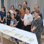 絵の具の代わりにコーヒーで？アフリカ・ルワンダなどで活動のアーティスト・鈴木掌さんが絵画実演