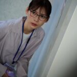 朝日奈央、新川優愛にコーヒーをぶっかけられる 演技に反響「かけ方えぐすぎ」「とんでもねぇ量」『妻を引退します』第1話【ネタバレあり】