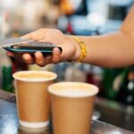 オーストラリアのクレジットカード手数料禁止が、なぜコーヒー価格をひそかに押し上げているのか（Why Australia's credit card surcharge ban is quietly nudging up coffee prices | Nine.com.au）