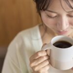 コーヒーのカフェインが、川のエビの「生存本能」を狂わせているらしい