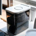 コーヒー豆、袋のまま並べるのをやめました。500g入って「残量も見える」OXOの保存容器がちょうどいい